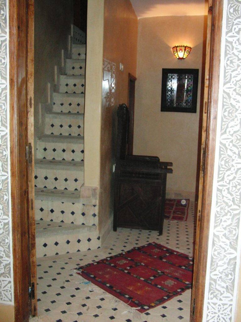Escalier entre les chambres de la suite 4/6 personnes, hôtel Riad Layalina Fes