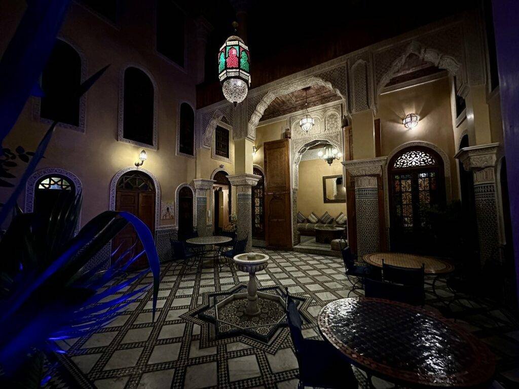 Patio et fontaine nuit au Riad Layalina Fes, Maroc