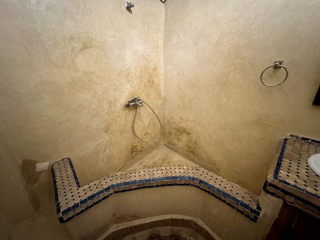 Salle douche de la chambre double au Riad Layalina Fes