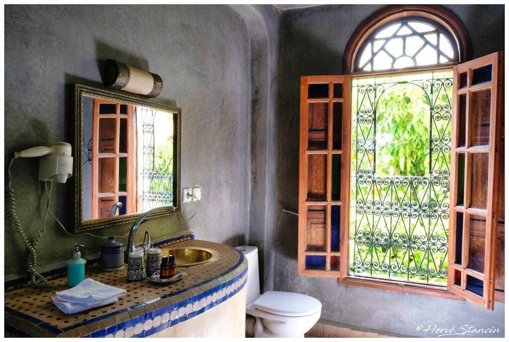 Salle de bains chambre double supérieure Riad Layalina Fes