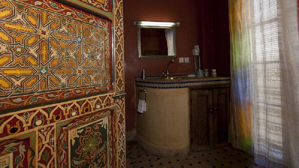 salle de bains de la suite 4/6 personnes au Riad Layalina Fes
