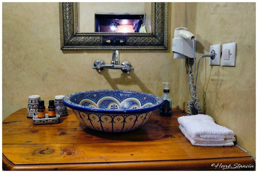 Salle de douche chambre double au Riad Layalina Fes