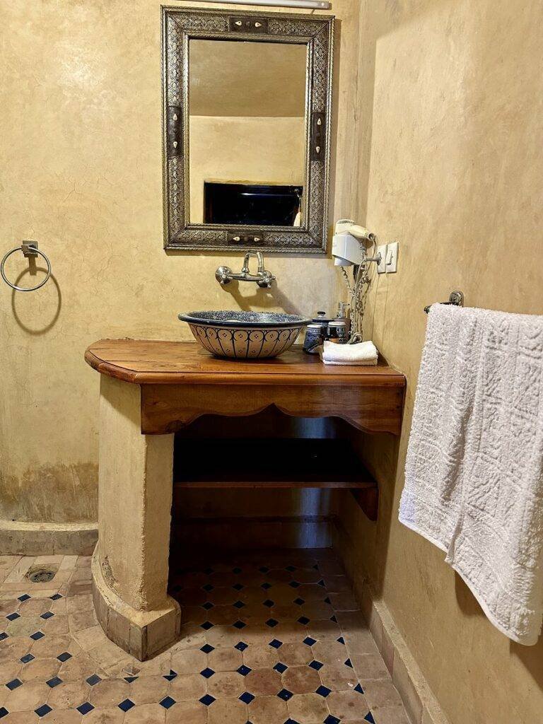 Salle de douche chambre lit double au Riad Layalina Fes