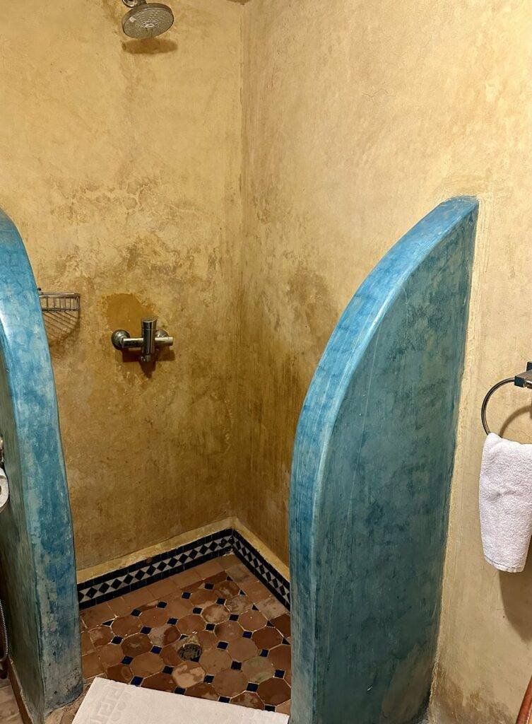 Salle de douche chambre lit double Riad Layalina Fes