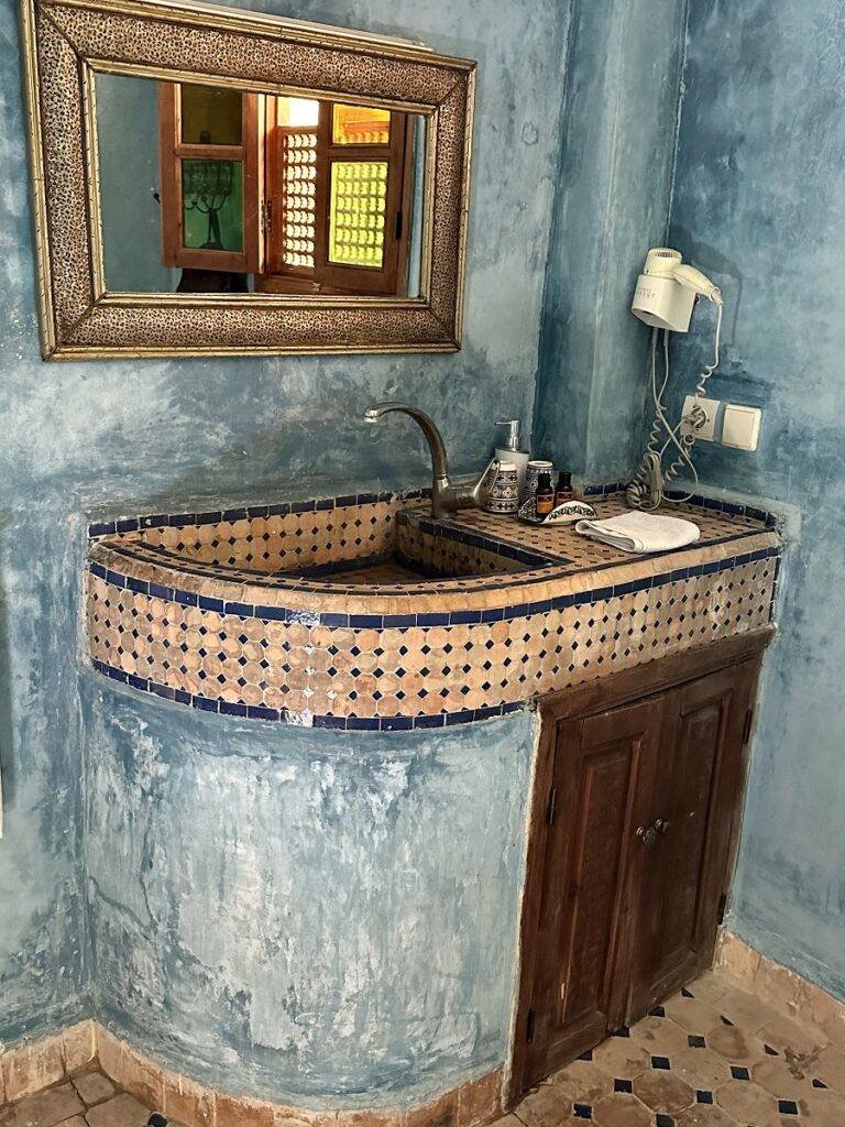 Salle de douche chambre lits individuels Riad Layalina Fes
