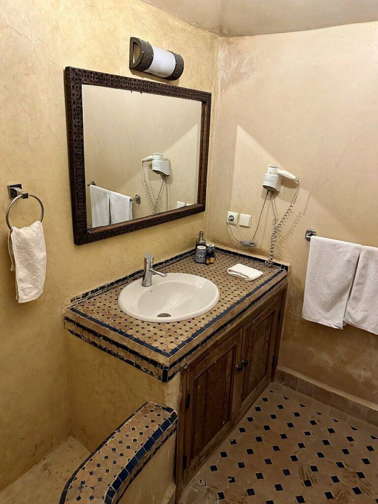 Salle de douche de la chambre double au Riad Layalina Fes