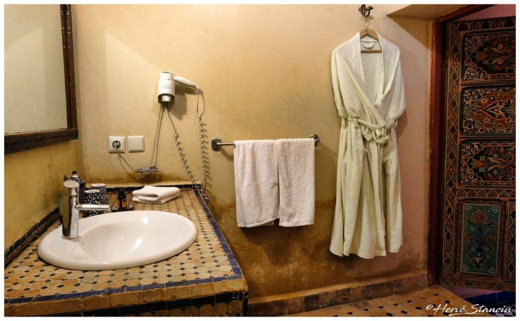 Salle douche de la chambre double au Riad Layalina Fes